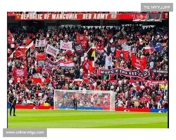 曼联老特拉福德球场新站立看台完工，对阵埃弗顿时首次启用